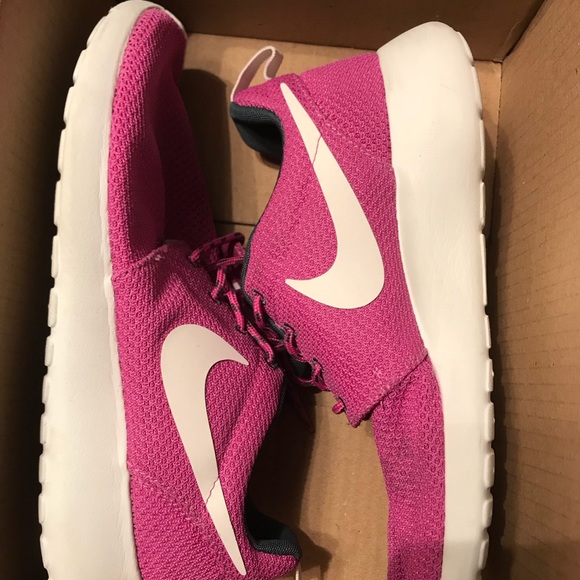 Nike Roshes size 8. Worn only a few times. - Picture 1 of 4